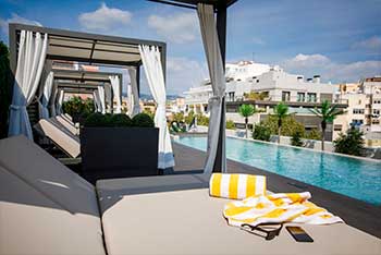 The Roof Sky Bar, piscina con terraza chill out